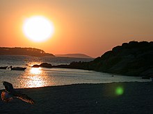 Playa de Menduiña, con Punta Couso y las islas de Ons al fondo. Ría de Aldán. Cangas