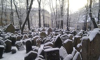 Vieux cimetière juif de Prague sous la neige