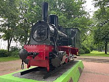 Ehemalige Dampflokomotive der Kleinbahn Bremen–Tarmstedt, als Denkmal auf einem Betonsockel aufgestellt.