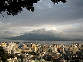 Thành phố Kagoshima, tỉnh Kagoshima cùng ngọn núi lửa Sakurajima đang hoạt động.