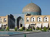 Arabesc gigantic pe cupola Moscheii lui Lotfollah din Isfahan (Iran), secolul al XVII-lea