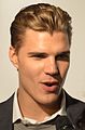 Chris Zylka interpreta Jake Armstrong