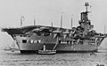 Az HMS Ark Royal hajóteste a tat felől nézve; jól megfigyelhető a nagy, 17,1 méteres szabad oldalmagassága