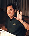 George Takei Hikaru Sulu kapitaina agurra egiten.