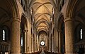 Catedral de Durham. Les amples columnes i els arcs de mig punt, a la part inferior, són romànics. La volta de creuer i la rosassa de la capçalera són gòtiques.