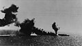 Le porte-avions Shōhō en flammes touché par une torpille au matin du 7 mai 1942 (photographié depuis un avion de l'USS Lexington)