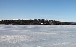 Utøya sett frå Utstranda vinterstid.