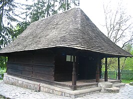 Kerk in Frâncești, gebouwd uit één eik