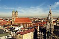 Vista e la ciá cola Catedral de la Virhin nel centru i el ayuntamientu a la derecha