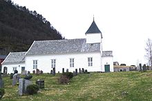 Foto einer weiß gestrichenen Holzkirche