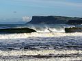 La côte, près de Ballycastle, les falaises de Fair Head. On peut apercevoir l'Écosse par temps clair.