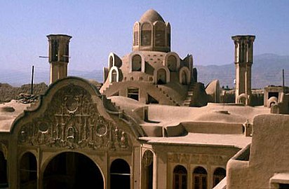 Borujerdishuis, in Kashan, centraal Iran. Dit huis stamt is gebouwd in 1857, en een uitstekend voorbeeld van de Perzische woestijnarchitectuur. De twee hoge windvangers koelen het hofje (andaruni) van het huis af.