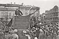 Ленін провіщує на мітингу на площі Свердлова в Москві 5 травня 1920 р. Троцький та Каменев стоять на сходинках платформи.