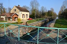 Ang egrevin lock sa kanal sa Bourgogne sa Germigny