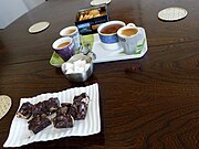 ナッツチョコとクッキー、飲み物はカフェ派も紅茶派も（フランス、グラディニャン）