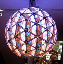 (Times Square Ball (2008). Nowa (na powitanie 2009) jest także wyrobem dmuchaczy z Irlandii, aczkolwiek po raz pierwszy w historii podświetlona jest wyłącznie diodami elektroluminescencyjnymi