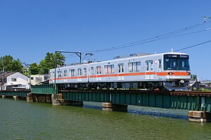 大野川を渡る浅野川線の03系電車