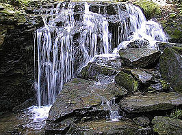 De Muglbach waterval in het noorden van het Oberpfälzer Wald