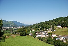 Comuna de Bourréac, com a cidade de Lourdes ao fundo