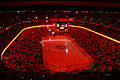 Scène de lumières rouges sur la glace avant le match