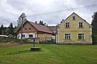 Haus Nr. 5 und Nr. 7 im Vordergrund der Dorfbrunnen