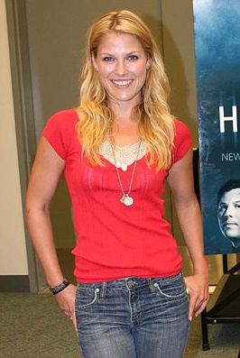 Ali Larter naast een Heroes-poster (2006)