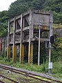 陸中大橋駅構内に残る日鉄鉱業のホッパーの遺構（2010年9月）