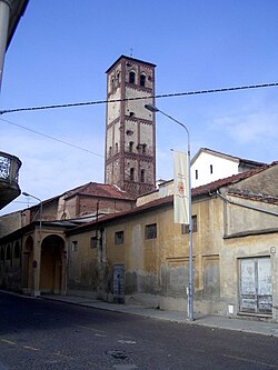 Tanaw ng bayan kasama ang campanile ng Simbahan ng Santo Domingo