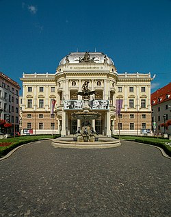 Historická budova na Hviezdoslavově náměstí, sídlo Opery SND