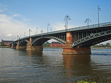 De Theodor Heussbrug uit 1885