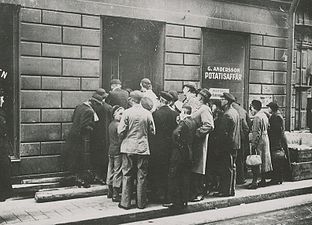 Folksamling utanför Lilla Nygatan 5, 1937.