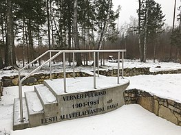 Mälestusmärk on rajatud kapteni kunagise kodumaja taastatud vundamendile. Raudbetoonist monument ehitati kohaliku omavalitsuse, Kaitseministeeriumi ja Hans Puuranna toetusel kunagise korstnajala peale ja kujutab endast stiliseeritud allveelaeva komandosilda.