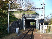 山下方には山下駅の第一場内信号機が立つ