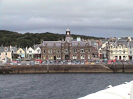 Stornoway von der Fähre aus gesehen.