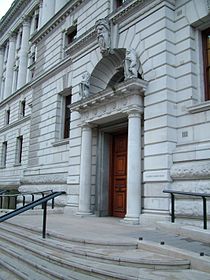 Entrada do prédio do HM Treasury em Londres.