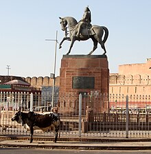 Bikaner-Junagarh-14-Reiterdenkmal-Kuh-2018-gje.jpg