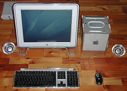 Power Mac G4 Cube con Studio Display, Pro Keyboard, Pro Mouse e Pro Speakers