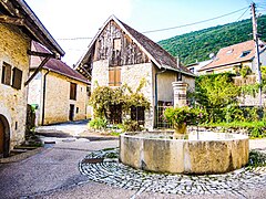 Fontaine, au centre du village.