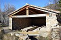 Vista frontal (meridional) de la entrada al antiguo Lavadero público de Tormón (Teruel) restaurado, con detalle de la balsa (2017).