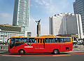 Un bus TransJakarta en face du rond-point.