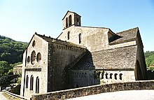 Photographie de la façade et du flanc droit d'une église romane