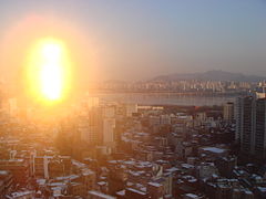 Durante 20 minutos de la puesta de sol, el lado oriental del edificio está iluminado con un intenso brillo.