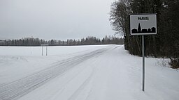 Skylt vid vägen i byn Pariisi.