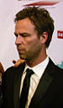 JR Bourne interpreta Isaac.