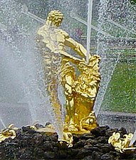 La sculpture de Samson dans la fontaine centrale du parc de Peterhof