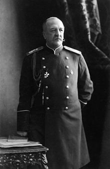 Photographie d'un homme debout, en costume militaire russe et portant la moustache