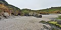 Falaises et grottes de l'anse de Ty Mark vues depuis sa grève à marée basse.