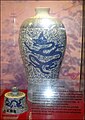 Vaso Ming blu e bianco esposto in un museo tra Pechino e Badaling