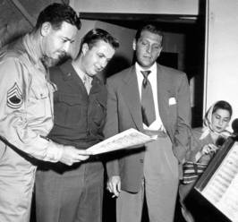 David Rose (3e van rechts) in AFRS Radio Show, c. 1946