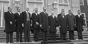 De bordesscène van de ministers van het kabinet-De Jong bij Huis ten Bosch op 5 april 1967